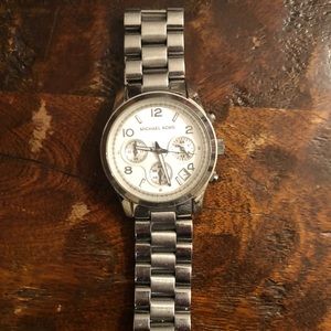 Womens Michael Kors watch in great condition!